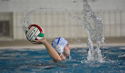 Una partita di pallanuoto vede affrontarsi due squadre, ognuna rappresentata in campo da sette giocatori. Pallanuotoitalia.org | Home