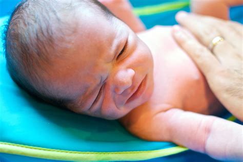 However, if you're confident you can keep the umbilical cord dry, you could try a shallow tub bath. Footed Jammies: How To Bathe A Baby (A Picture Tutorial)