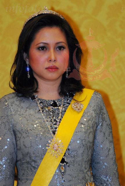 Tahniah azrinaz mazhar hakim, bekas isteri sultan brunei kerana kembali bergelar isteri. MERBOK TIMES: Sultan Brunei menceraikan Azrinaz Mazhar hakim