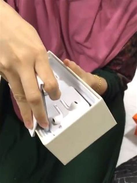 Nak jimat boleh beli jam tangan couple. Bagi hadiah pun kotak je gempak, ingatkan 'handphone' baru ...