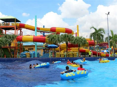 It also houses the longest master blaster in asia the thunderbolt. Say goodbye to the Desa Water Park, guys! :( | Coconuts KL