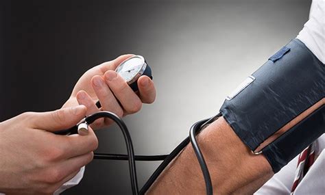 Liegt der systolische wert unter 100, so wird eine hypotonie diagnostiziert, eine hypertonie ist ab werten von 140 zu 90 mmhg definiert. Blutdruck: Zu niedrig ist auch schädlich - Unter 120 mmHg ...