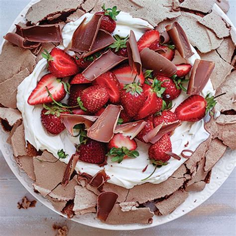 I have to admit i've never tried gluten free/low fat dessert. Chocolate-berry pavlova | Recipe | Pavlova recipe, Pavlova ...