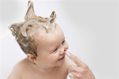 Jom praktikkan cara melebatkan rambut bayi seperti di atas. Cara Melebatkan Rambut Bayi Anda Dengan Cepat? Ini Langkah ...
