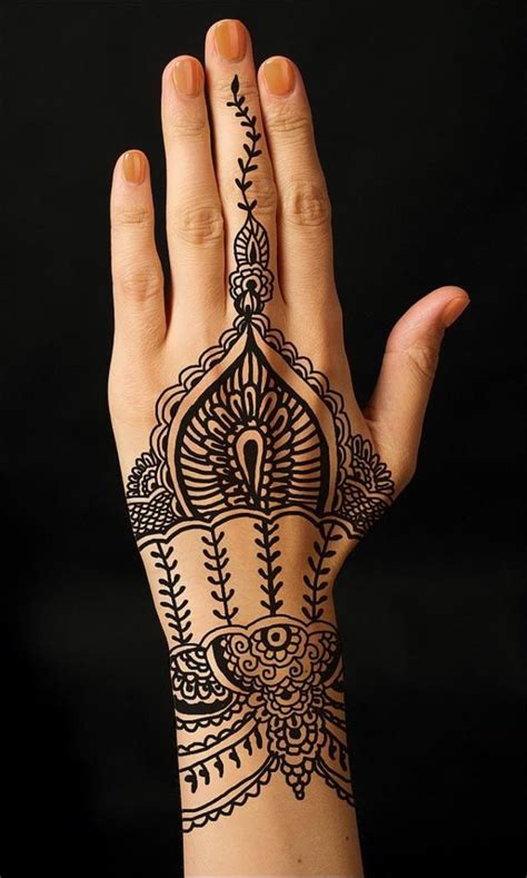 Henna dengan desain yang bersusun. 15+ Gambar Henna Tangan Yang Simple Dan Cantik