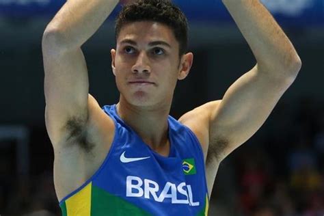 Qual a modalidade de salto que o atleta joão carlos de oliveira, o joão do pulo disputou e foi recordista? Crise fora de hora no atletismo brasileiro « Laguna Olímpico