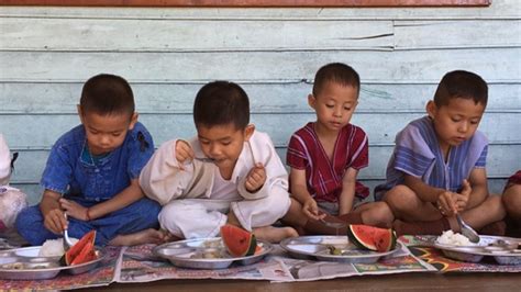 ตรีนุช รัฐมนตรีว่าการกระทรวงศึกษาธิการ เปิดเผยว่า ที่ประชุมผู้บริหารกระทรวงมีมติให้เลื่อนเปิดเทอมจาก 17 พฤษภาคม เป็นวันที่ 1 มิถุนายน 2564 เลื่อนเปิดเทอมผลร้ายสกัดเด็กยากจน ขาดสารอาหาร