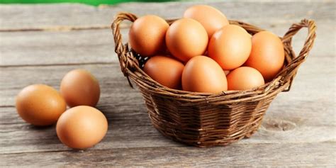 Last masukkan telur puyuh yg sudah direbus…masak sampai daging empuk dan air menyusut…jika daging belum empuk tapi air sudah mo habis bisa ditambah kan air lagi. Resep Semur Telur Ayam Kecap, Kuahnya Kental dan Gurih Banget