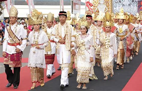 Pakaian adat lampung untuk pengantin pria tidak beda jauh dengan wanita yang memiliki berbagai perhiasan atau aksesoris yang menambah kemewahan pakain adat. Kain Tapis Pada Pakaian Adat Lampung