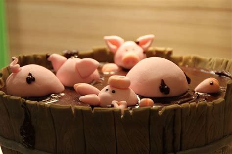 Die kitkats in dopelriegel brechen und um den kuchen herum aufstellen, vorsichtig andrücken. Schweinetrog (mit Bildern) | Ferkel kuchen, Schwein ...