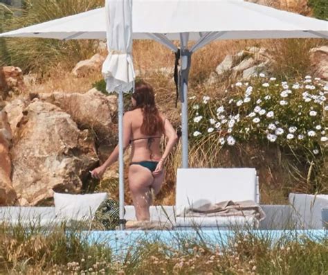 Um programa entre mãe e filha. Bárbara Guimarães em forma na piscina com a filha ...