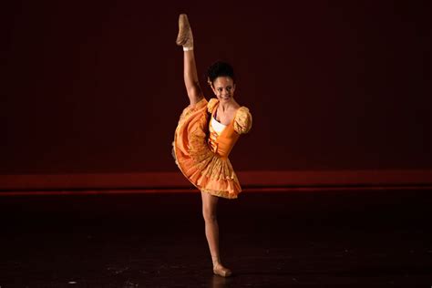Vitória bueno boche hat sich ihren platz als ballerina erkämpft. Conheça Vih Bueno, a bailarina sem braços que é uma promessa da dança