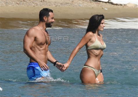 Αφού πέρασαν πάνω από 5 μέρες χωρίς συμπτώματα και μετά από τις οδηγίες των ειδικών, κάναμε ξανά το τεστ και μάθαμε χθες με τη χριστίνα ότι είμαστε πλέον αρνητικοί στον κορωνοιό. Σάκης Τανιμανίδης - Χριστίνα Μπόμπα: Τρυφερά τετ α τετ ...