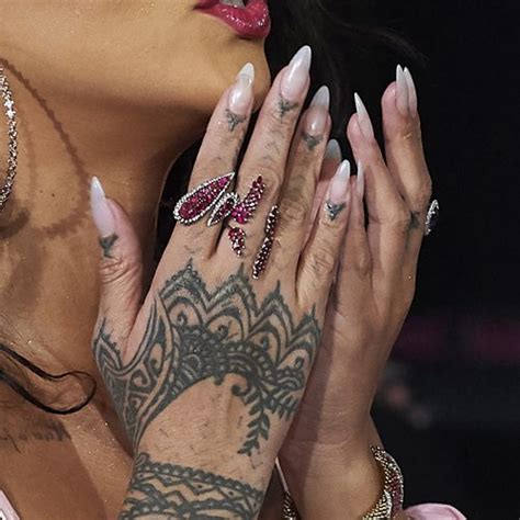 Rihanna has been inked again! Rihanna Henna Design Back of Hand, Finger Tattoo | Steal ...