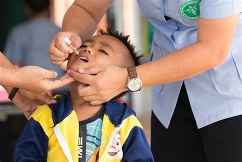 โปรแกรมนี้ยังสามารถปรับได้ ตามดุลพินิจของสัตวแพทย์ และความเสี่ยงของโรคในพื้นทีนั้นๆ ควรงดการอาบน้ำ 7 วันหลังการฉีดวัคซีน และควรถ่ายพยาธิ. วัคซีนไม่ฉีดได้ไหม ลืมพาลูกไปฉีดวัคซีนจะเป็นอะไรหรือเปล่า