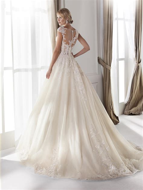 Nicole spose si è affermato negli anni come uno dei marchi di abiti da sposa più amati dalle donne, grazie alla sua capacità di proporre modelli che coniugano eleganza e sensualità. Abito Sposa NICOLE NIA20821 2020 · Nicole 2020 ...