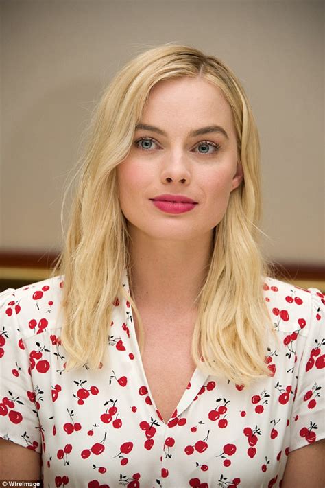 Ма́рго эли́с ро́бби — австралийская актриса и кинопродюсер. Margot Robbie poses in her debut campaign as the face of ...