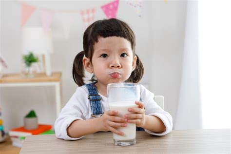 Jika anak anda sembelit, ada beberapa cara yang boleh anda buat untuk bantu mereka: Dampak Susu Kaleng untuk Anak Kecil