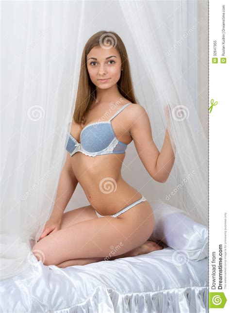 Nackt im bett, ihre geilheit regt sich und sie fallen übereinander her 02:03 5,386. Reizend Mädchen In Der Unterwäsche, Die Auf Einem Bett ...