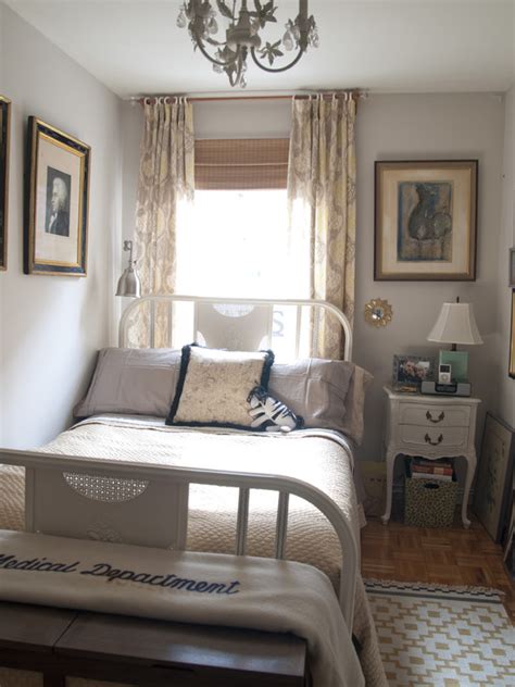 The couple who moved into this studio apartment featured on ikea hackers could not bear the idea of having a bed in their tiny living room. Ideas for Small Bedrooms