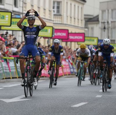 All sprinters' teams fought for positioning in the last ten kilometres. Martinelli gewinnt Auftakt in Warschau vor Teamkollege ...