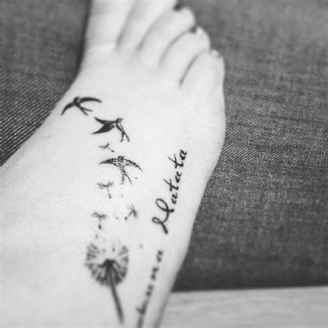 Veren en vogels komen regelmatig samen in een tatoeage voor. Tattoo / voet / hakuna matata / vogels / paardebloem | Foot tattoos, Foot tattoos for women, Tattoos