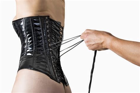 Versa il cous cous in una ciotola capiente, aggiungi un cucchiaio di olio extravergine di oliva e comincia a sgranarlo con una forchetta. Dieta del Corsetto per snellire: come funziona e quali ...