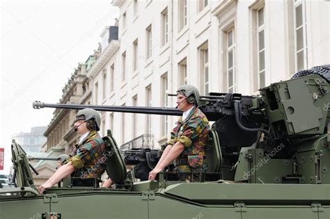 De voornaamste activiteiten vinden plaats in brussel. Belgisch leger toont moderne apparatuur in militaire ...