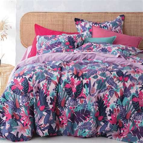 Housse de couette triangolini, housse de couette à partir de 51 euros, drap à partir de 30,90 euros, taie d'oreiller à partir de 15,90 euros, françoise saget. Linge de lit Fleurs Mystérieuses | Françoise Saget en 2020 ...