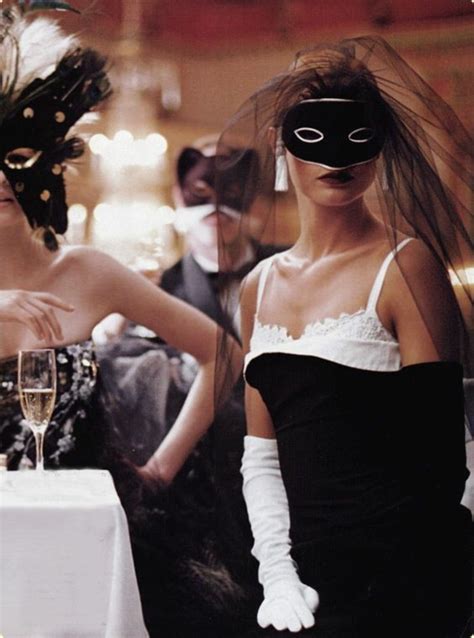 Au bal masqué elle ne peut pas s'arrêter, ohé, ohé de danser, danser, danser, danser, danser c'est l'occasion rêvée de changer de partenaire superman (superman) spiderman (spiderman). Bal masqué - masque, déguisement, robe, trouvez les ...