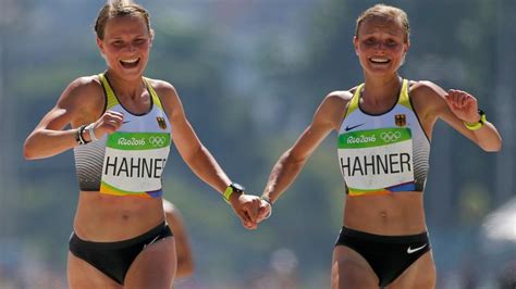 Die marathonläuferinnen rannten auf den prachtsstrassen der landeshauptstadt, angefeuert von zehntausenden von zuschauern dem münchner olympiapark entgegen. Anna und Lisa Hahner: Die Lauf-Zwillinge weisen alle ...