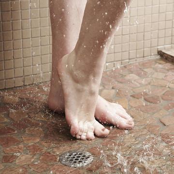 Take a leak, piss, watersport, wee, urine :: 80 Percent of People Pee In the Shower | Shape Magazine