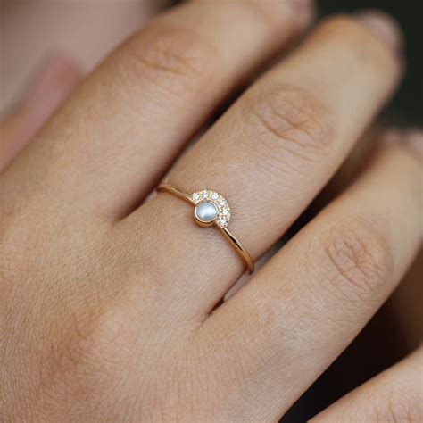 10 inspirasi cincin tunangan yang unik dan terkesan berkelas untukmu. Idamkan Cincin Tunangan yang Unik dan Berkelas, Lihat 10 ...