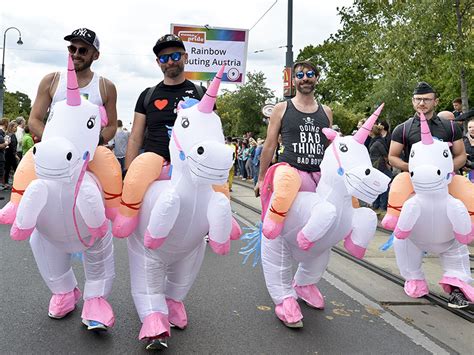 Regenbogenparade am 17.6.2017 auf der ringstraße in wien. Regenbogenparade mit prominenten Rednern - wien.ORF.at