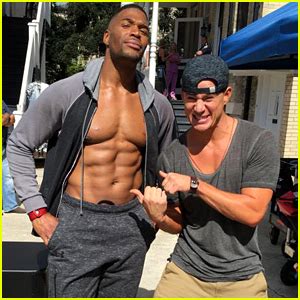 Picture of nervus system : Michael Strahan Displays His Unreal Six Pack Abs While ...