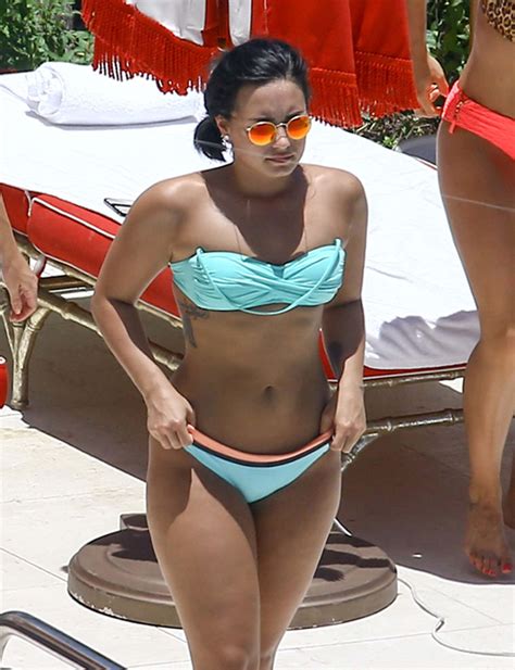 Breaking newszwölfstöckiges hochhaus in miami kollabiert. Demi Lovato Shows Off Her Bikini Body In Miami | 210972 ...