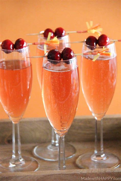 Champagne has put on its party clothes for the holiday season! Christmas Festive Drinks With Champagne / 25 Festive ...