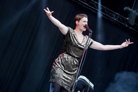 Скачивай и слушай noemie wolfs notorious и noemie wolfs drive на hitparad.fm! Fotoalbum Noémie Wolfs @ Suikerrock 2016 | FrontView Magazine