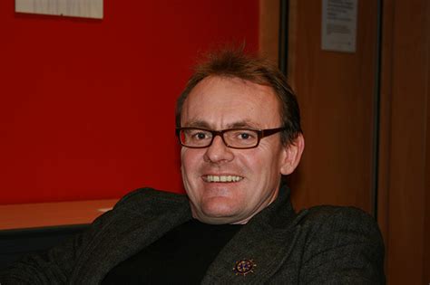 İngiltere'nin en ünlü komedyenleri arasında yer alan sean lock, özellikle 10 kediden 8'inin komedyen olduğuna dair esprileriyle biliniyor. Sean Lock profile - Famous people photo catalog.