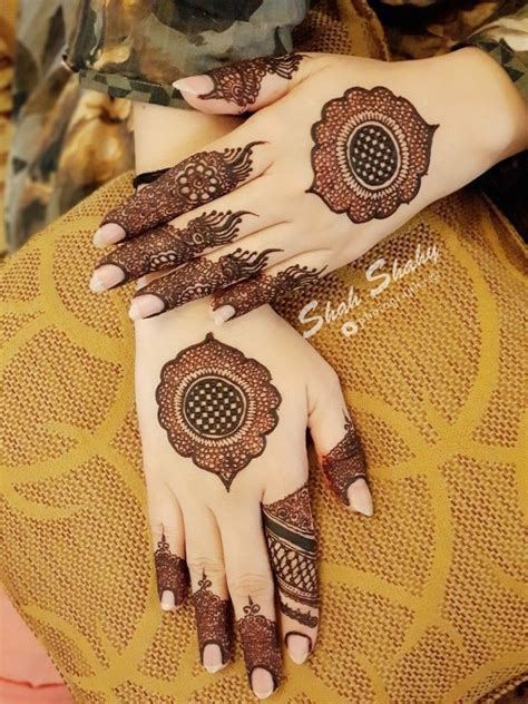 A simple peacock round tikki mehndi design is guaranteed to be a showstopper. Round Mehndi Mehndi Design 2020 Simple