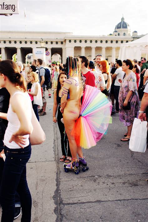 Bei der abschlusskundgebung werden zahlreiche prominente gäste eine ansprache. Vienna Pride 2013 - Viki Secrets