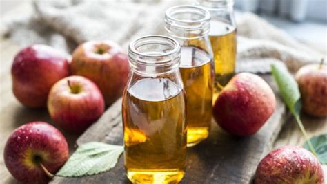Disebutkan cuka apel bisa menurunkan berat badan karena cuka apel kaya akan vitamin e. 11 Manfaat Cuka Apel untuk Kesehatan: Bisa Turunkan Berat ...