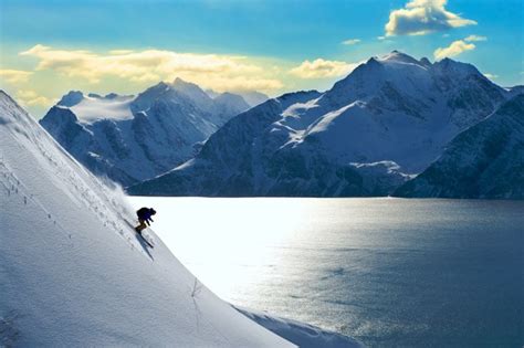 Here you'll find wild mountains between two fjords rises a rough mountain chain in the far north of norway: Lyngen alps Norvegia: foto e Video di freeride - Skimania ...