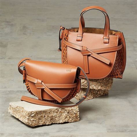 Traducir finesse de inglés a español. Loewe reimagines its coveted Gate bag in tan leather with ...