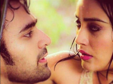 Aap keyse baath karthi ho tum kuch soicch rahi ho na boy nahi chaleyga becoz 7janmothak pearl is for surbhi…. Naagin 3 actor Pearl V Puri finally opens up on dating ...