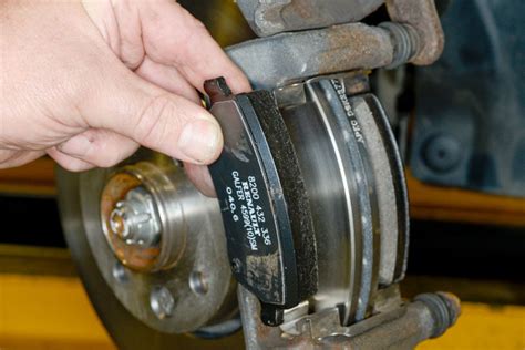 What are drum brake shoes? How Long Do Brake Pads Last? - Autos Flux