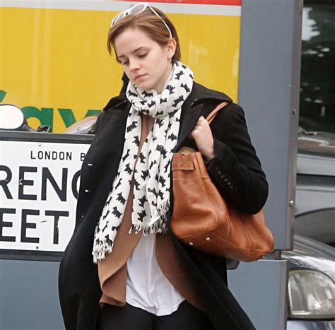 I am sending so much love to you, hoping you're ok and as well and happy as you can be in these strange times. Emma Watson parle de ses cheveux courts | Hollywoodpq.com