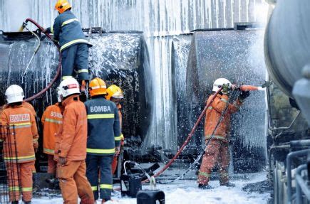 Jalan 5/44 kawasan perindustrian chepa 2 (padang tembak). 10 Anggota Bomba Cedera Tangki Minyak Silinder Meletup ...