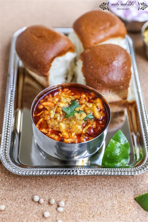 Misal pav or how to make misal pav. Onion Gsrlic Powder For Misal Pav : Traditional Misal Pav ...