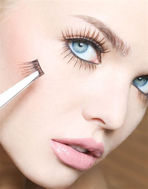 But they can be tricky to apply if you have never tried to before. I love falsies! How to apply false lashes. Perfect for ...